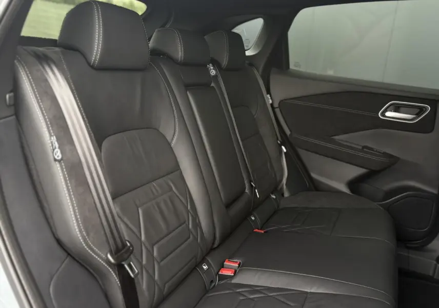 Vue latérale des sièges arrière en cuir noir avec surpiqûres blanches du Nissan Qashqai 2025 NV 1.5 e-Power N-Design.