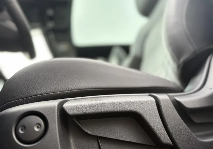 Détail de la commande de réglage du siège avant en cuir noir du Nissan Qashqai gris Ceramic 2025.