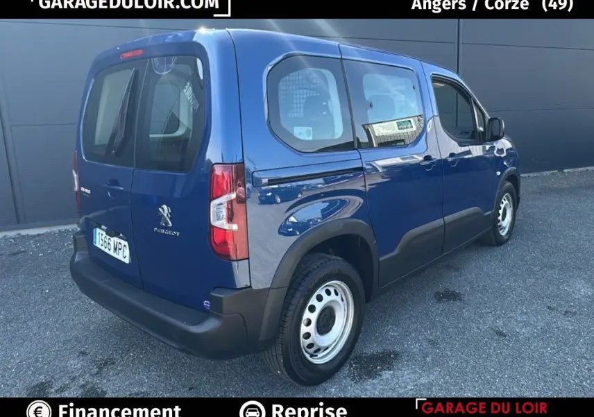 Vue 3/4 arrière droite d'un Peugeot Rifter bleu 2024 avec porte latérale coulissante et jantes tôles.