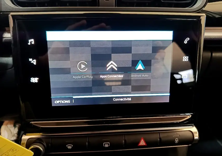 Écran tactile central de la Citroën C3 blanc 2022 affichant les options Apple CarPlay et Android Auto.