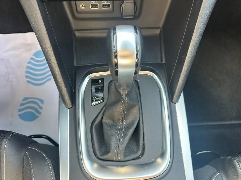 Gros plan sur le levier de la boîte automatique noir et argenté de la Renault Mégane Break gris Titanium 2024.