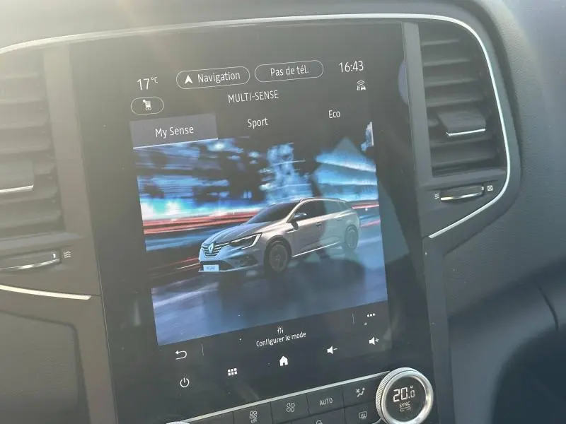 Écran tactile intérieur montrant une Renault Mégane Break gris titanium en vue 3/4 avant dans le menu Multi-Sense.