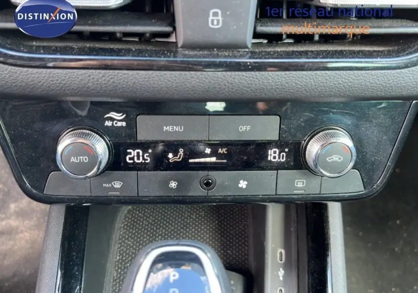 Gros plan sur la console centrale de la Skoda Scala gris magnétique, montrant la climatisation automatique et le levier de boîte auto.