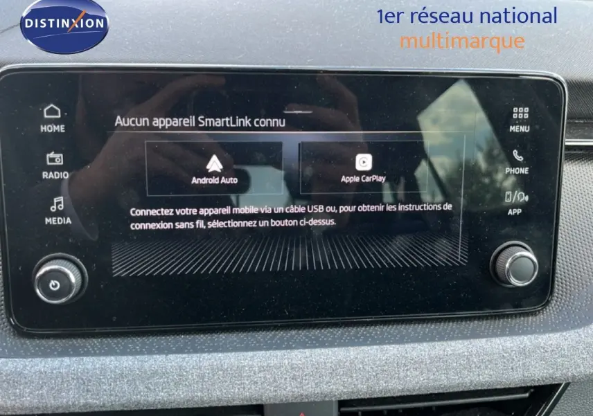 Écran tactile central du tableau de bord de la Skoda Scala gris magnétique, affichant les options Android Auto et Apple CarPlay.