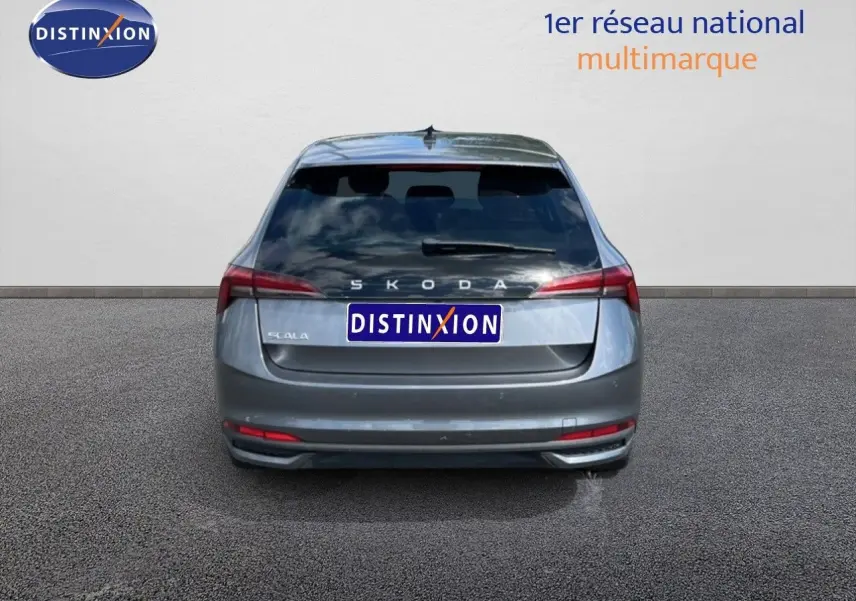 Vue arrière d'une Skoda Scala gris magnétique métal 2025 avec feux arrière allongés et hayon fermé.