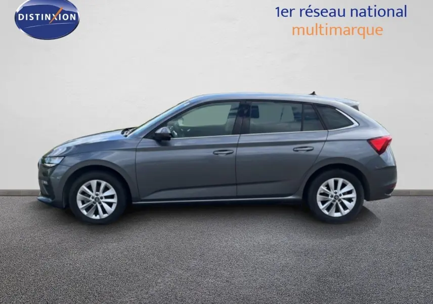 Vue latérale droite d'une Skoda Scala gris magnétique métal 2025 avec jantes alliage et lignes épurées.
