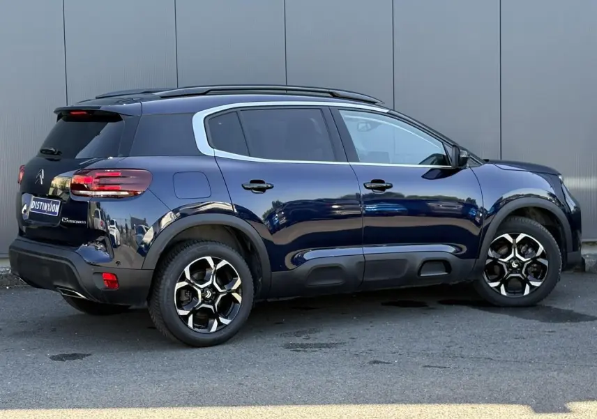 Vue latérale droite d'un Citroën C5 Aircross Hybrid 2025 bleu Eclipse avec jantes alliage bi-ton et vitres surteintées.