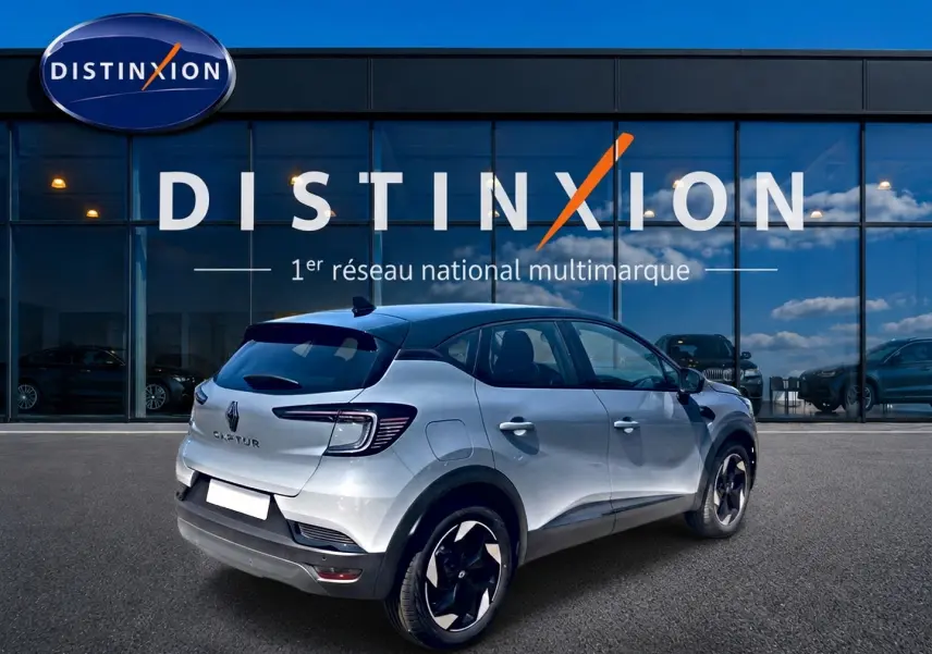 Renault Captur 1.2 TCe 115 Techno vue 3/4 arrière droit, couleur rafale avec toit noir, jantes alu distinctives.