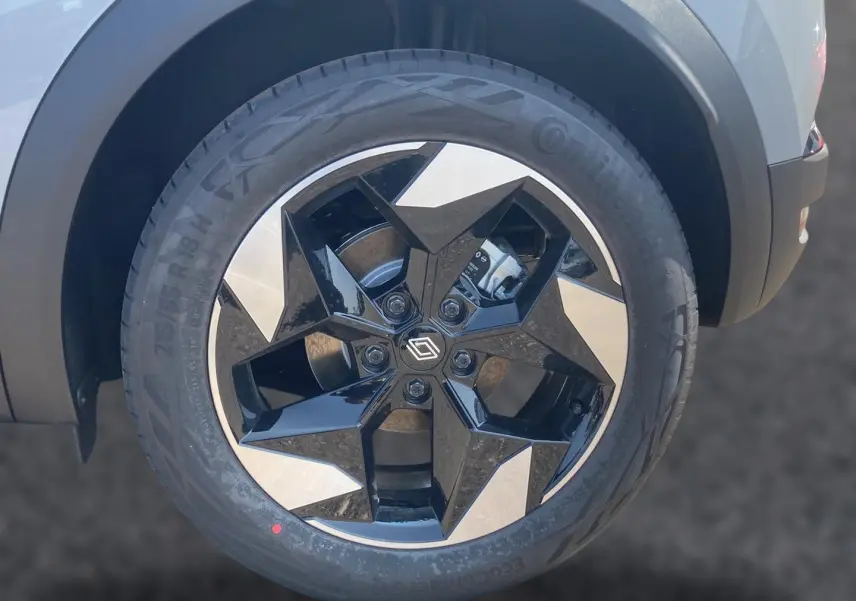 Gros plan sur la jante alu noire et argentée du côté avant droit du Renault Captur Rafale toit noir 2026.