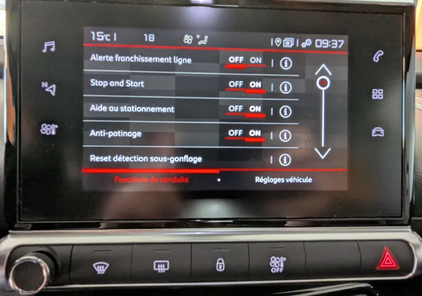 Écran tactile du tableau de bord d'une Citroën C4 Cactus 2019 montrant les réglages d'aides à la conduite.