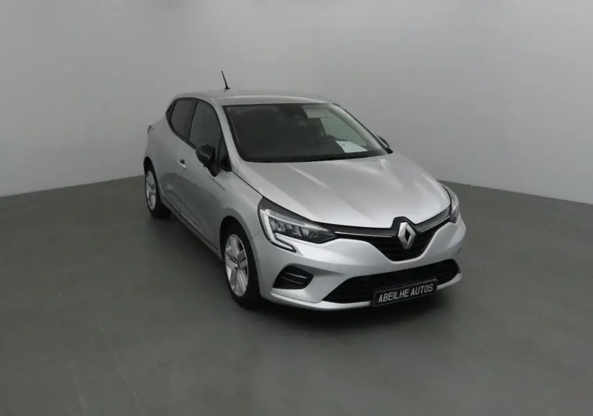 Renault Clio V gris platine vue 3/4 avant droit, avec phares LED et calandre noire distinctive.
