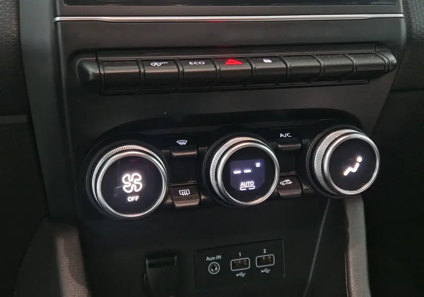 Détail du tableau de bord de la Renault Clio V gris platine 2021, montrant les commandes de climatisation et les ports USB.