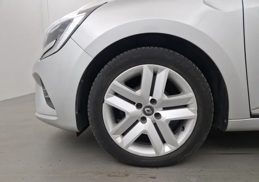 Gros plan sur la roue avant gauche gris platine d'une Renault Clio V 1.0 TCE 90 Zen avec jante alliage distinctive.