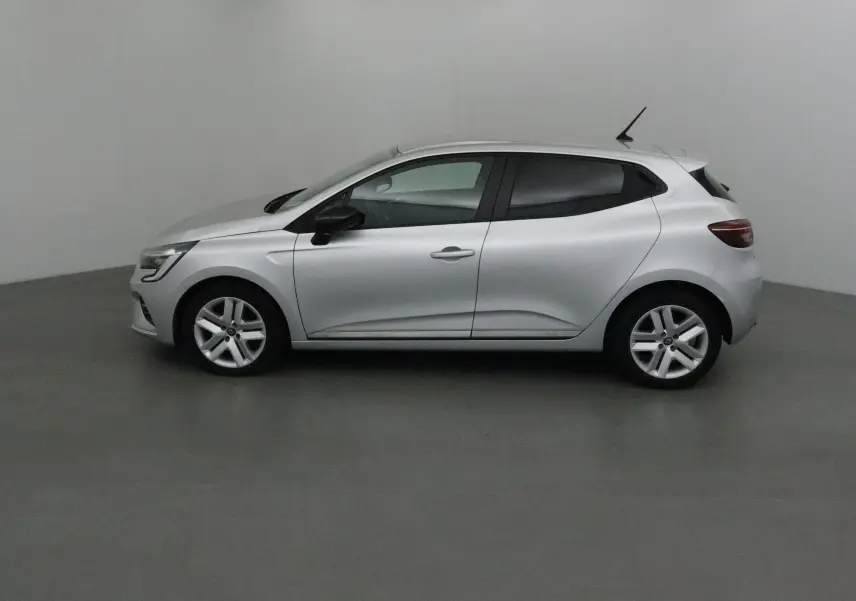 Profil côté gauche d'une Renault Clio V gris platine 2021, compacte et moderne dans un studio neutre.