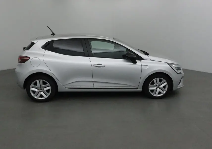 Profil côté droit de la Renault Clio V gris platine 2021, compacte et moderne, sur fond neutre en intérieur.