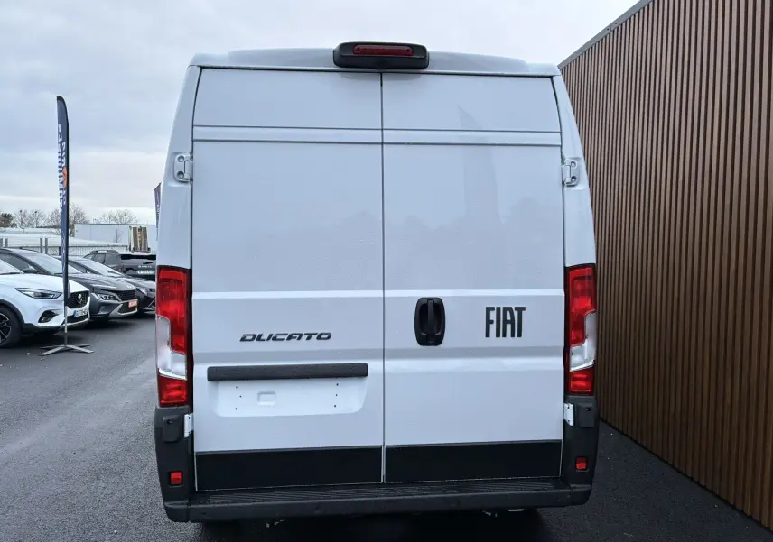 Vue arrière du FIAT Ducato Fourgon blanc 2025 avec portes battantes et feux rouges verticaux.