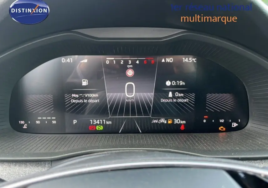 Vue rapprochée du tableau de bord numérique de la Skoda Scala gris magnétique, affichant la vitesse et les indicateurs.