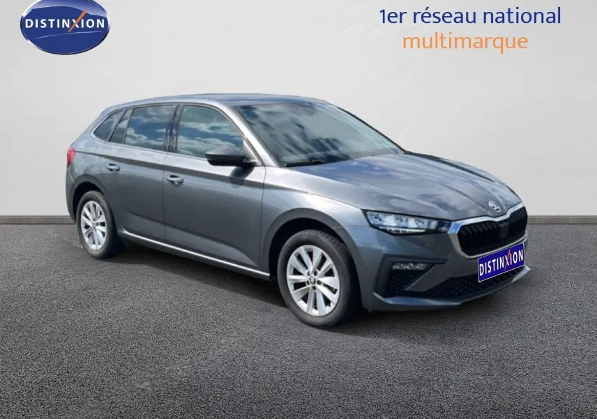 Skoda Scala gris magnétique métal vue 3/4 avant droit, avec calandre noire et jantes argentées.