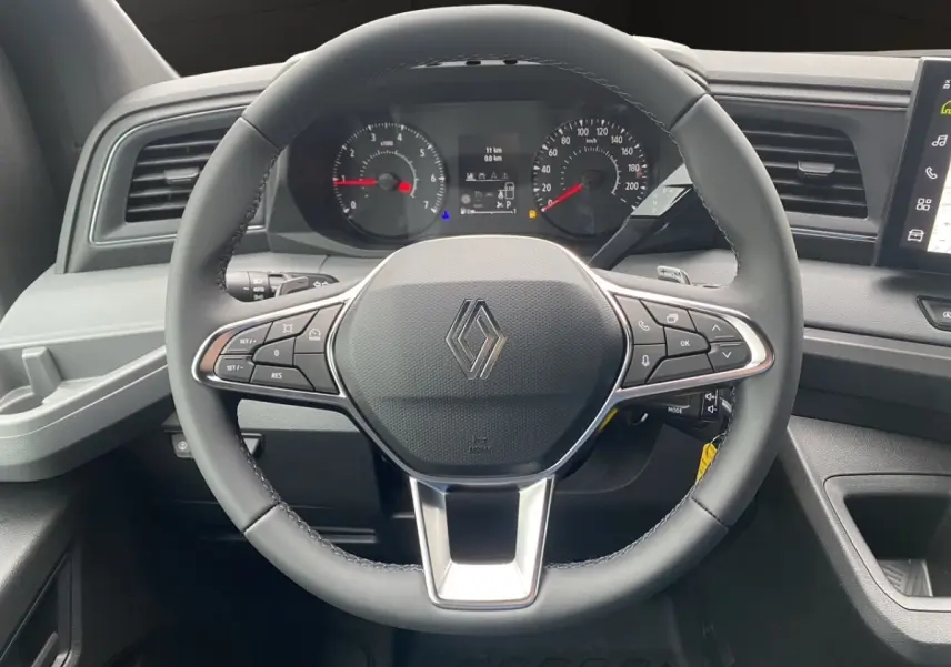 Vue frontale du volant noir du Renault Master 2026 avec commandes intégrées et tableau de bord numérique.
