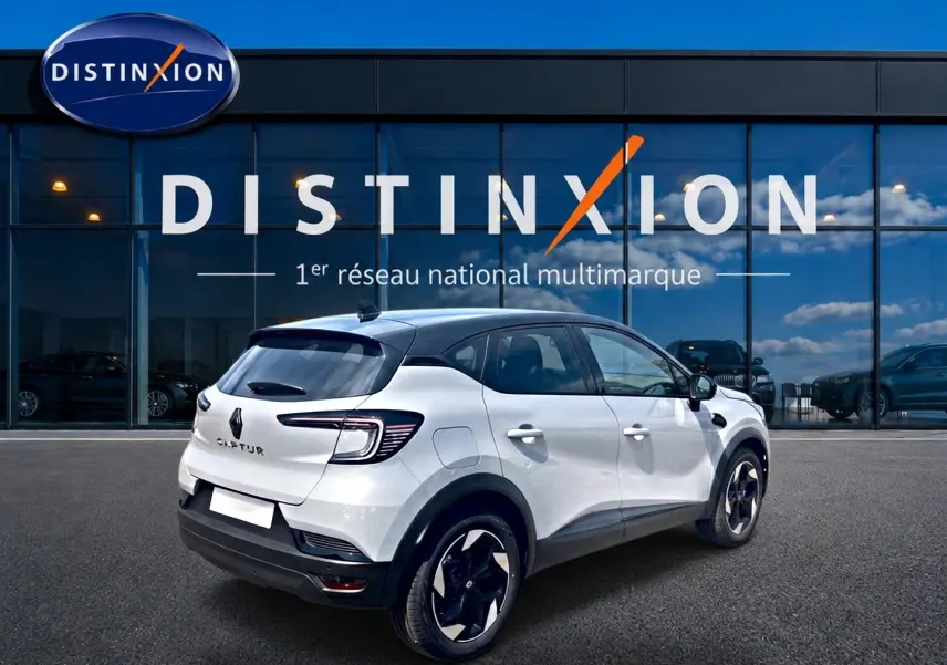 Vue 3/4 arrière droite du Renault Captur 1.2 TCe 115 Techno blanc Rafale avec toit noir et jantes alu noires.