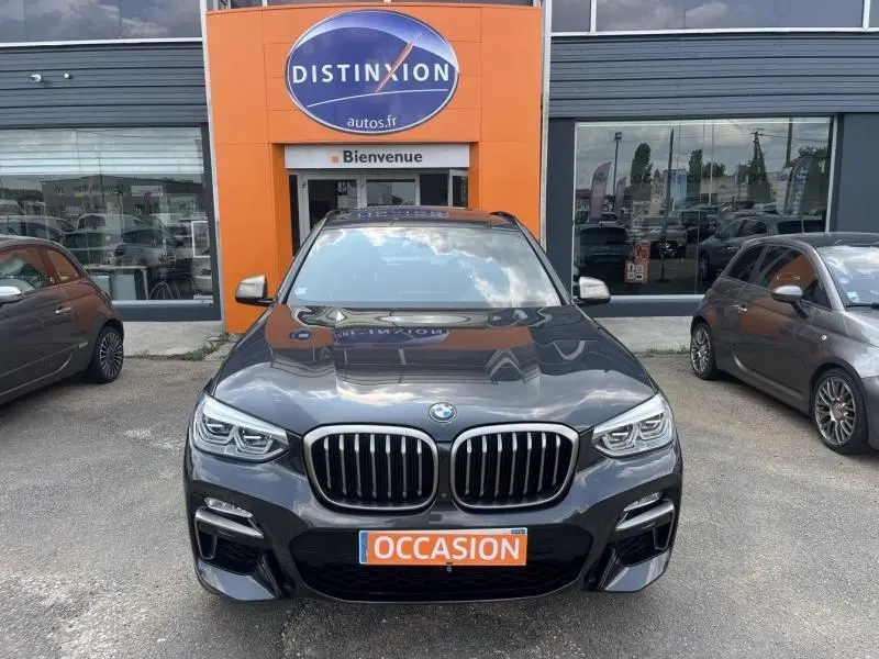Vue frontale d'un BMW X3 M40iA 2019 Sophistograu métallisé avec calandre double haricot et plaque "OCCASION" visible.