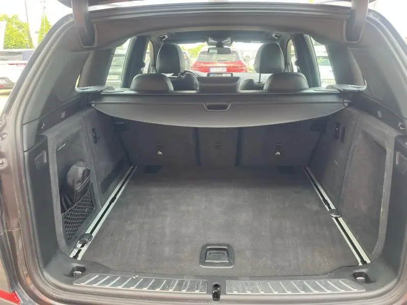 Coffre ouvert vu de l'arrière d'un BMW X3 M40iA 2019 Sophistograu métallisé avec intérieur noir et cache-bagages.