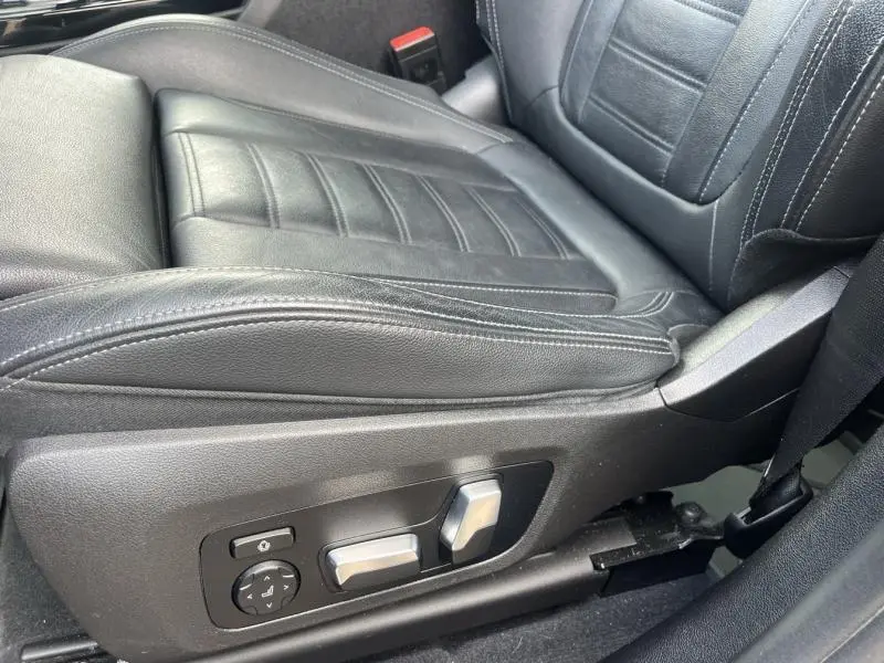 Gros plan sur le siège conducteur en cuir noir Vernasca avec commandes électriques sur le côté d'un BMW X3 Sophistograu.