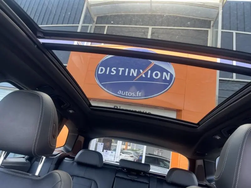 Vue intérieure du toit ouvrant panoramique et sièges cuir noirs du BMW X3 M40iA Sophistograu métallisé 2019.