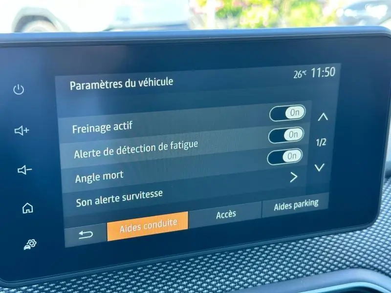 Écran tactile central de la Dacia Sandero Stepway 2025 affichant les paramètres d'aides à la conduite.