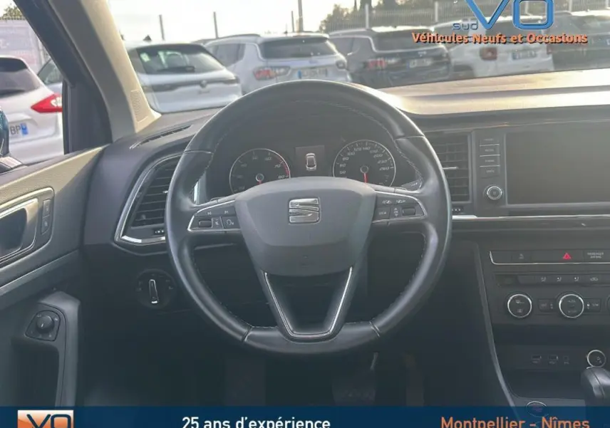 Intérieur du SEAT Ateca bleu foncé 2019, vue centrée sur le volant multifonctions en cuir et tableau de bord moderne.