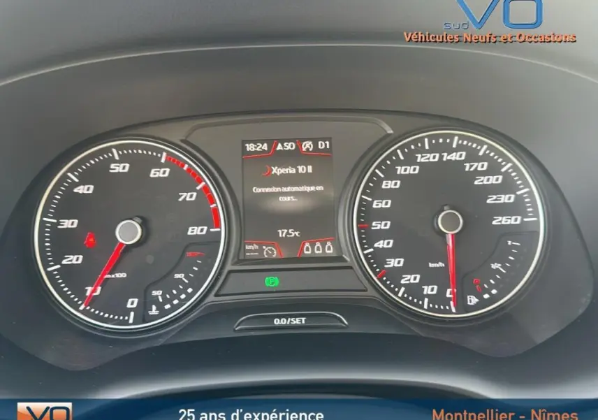 Tableau de bord du SEAT Ateca 2019 montrant compte-tours, vitesse et écran central avec connexion Xperia en cours