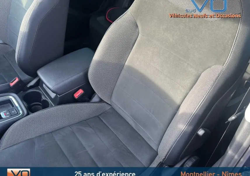 Gros plan sur les sièges avant gris et l'accoudoir central du SEAT Ateca 2019, intérieur moderne et soigné.