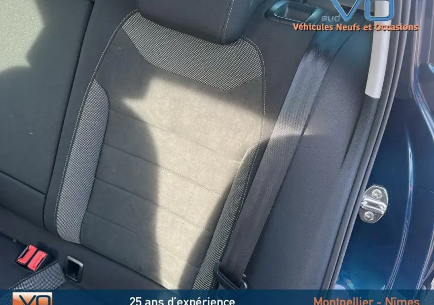 Gros plan sur la banquette arrière côté droit du SEAT Ateca bleu foncé, montrant la texture des sièges et la ceinture de sécurité.