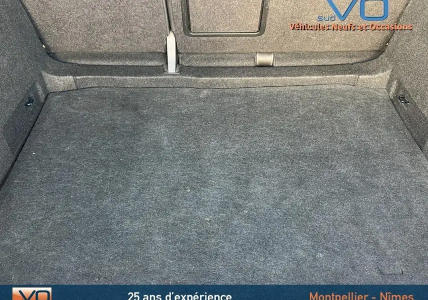 Coffre vide en moquette grise du SEAT Ateca bleu foncé, vue intérieure arrière montrant l'espace de chargement.