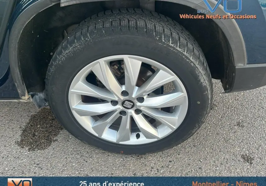 Gros plan sur la jante alliage 17 pouces argentée du côté arrière droit d’un SEAT Ateca bleu foncé de 2019.