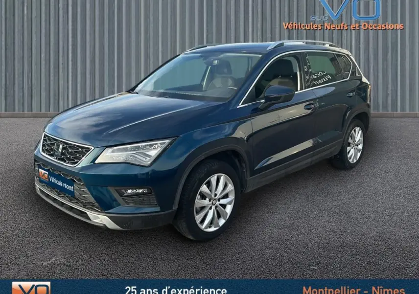 SEAT Ateca bleu foncé en 3/4 avant droit, jantes alliage 17 pouces et toit avec barres de toit chrome