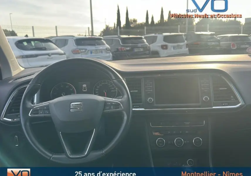 Intérieur du SEAT Ateca bleu foncé de 2019, vue frontale du tableau de bord avec volant multifonctions en cuir.