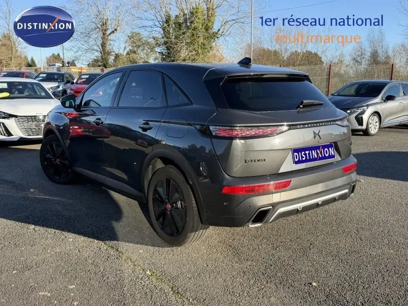 DS7 E-TENSE 225ch Performance Line gris Titane vu en 3/4 arrière droit, avec feux arrière LED et jantes noires.
