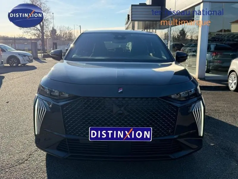 Vue frontale du DS7 E-TENSE 225ch Performance Line 2024 en gris Titane, avec calandre distinctive et feux LED verticaux.