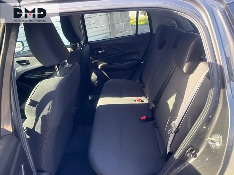 Vue intérieure côté droit sur la banquette arrière en tissu gris foncé de la Suzuki Swift 2024 Mineral Gray Metal.