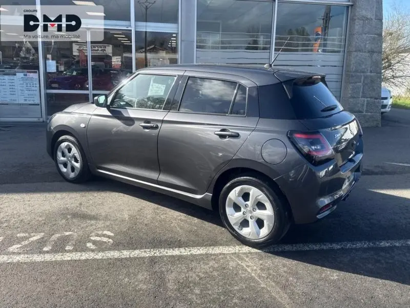Suzuki Swift 1.2 Hybrid 83ch Privilège gris Mineral Gray Metal vue 3/4 arrière côté droit, jantes alu visibles.