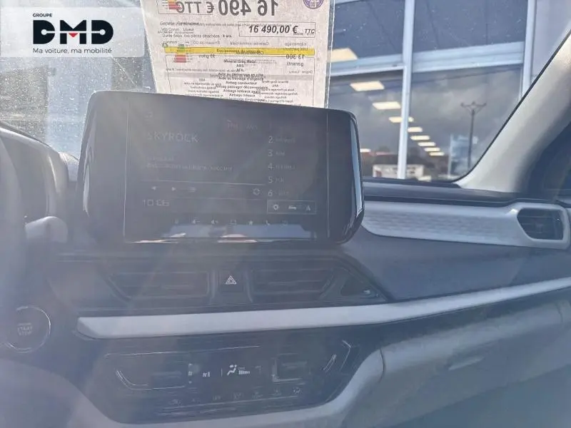Vue intérieure du tableau de bord de la Suzuki Swift 1.2 Hybrid 83ch Privilège avec écran tactile et commandes climatisation.