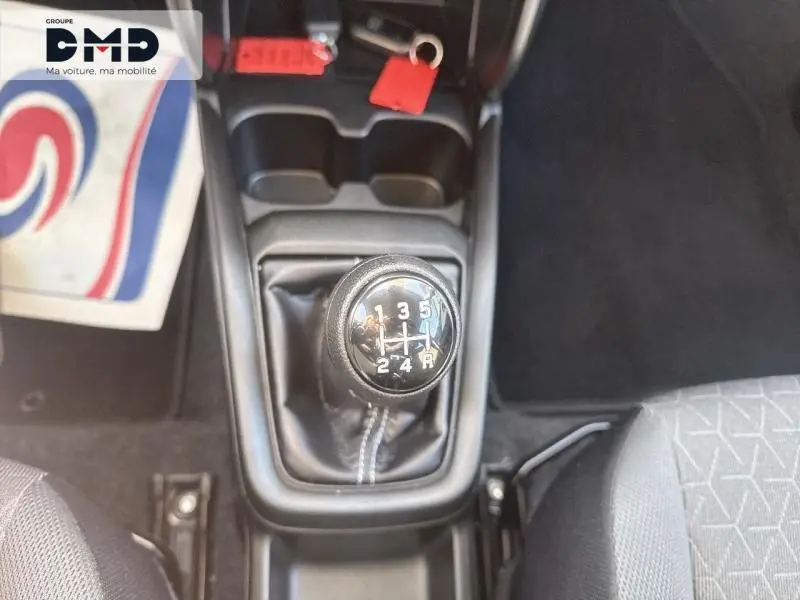 Gros plan sur le levier de vitesses manuel de la Suzuki Swift 1.2 Hybrid 83ch Privilège, intérieur tissu gris.