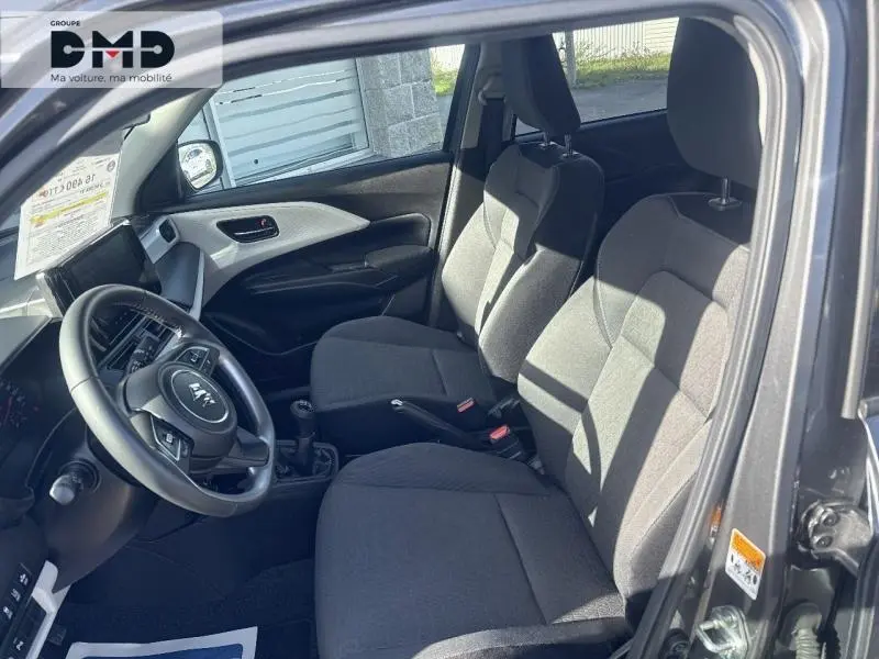 Vue intérieure côté conducteur de la Suzuki Swift 1.2 Hybrid 83ch Privilège 2024 en Mineral Gray Metal, sièges tissu gris.