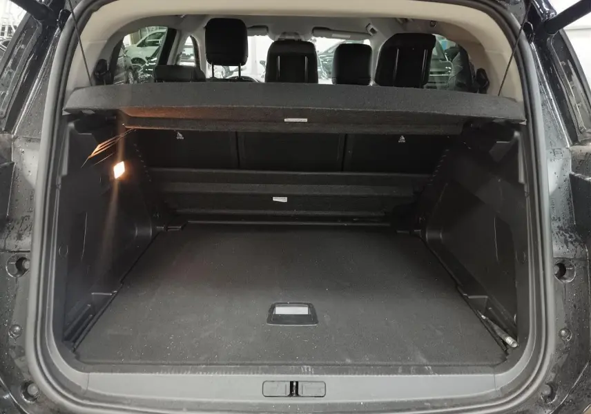 Vue arrière du coffre ouvert du Citroën C5 Aircross Hybrid noir Perla, montrant les sièges arrière et le hayon électrique.