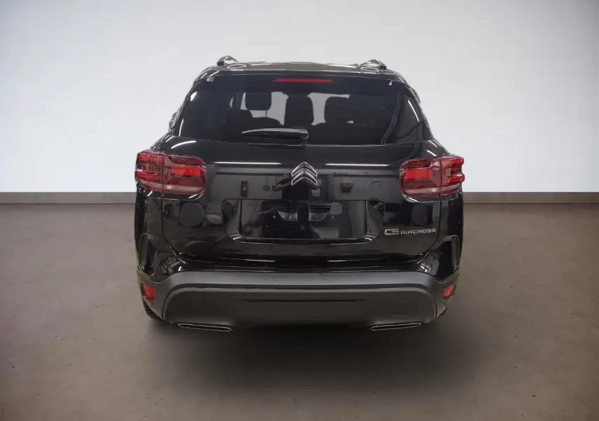 Vue arrière d'un Citroën C5 Aircross Hybrid noir Perla avec hayon électrique et feux arrière LED 3D.