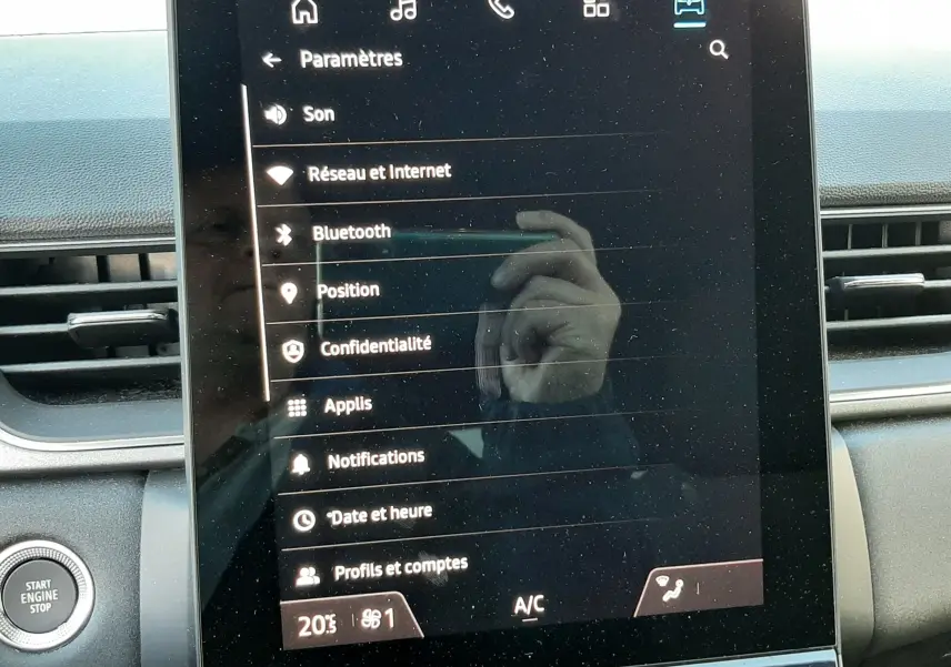 Écran tactile central affichant les paramètres du système multimédia dans un Renault Captur noir métal avec toit gris.