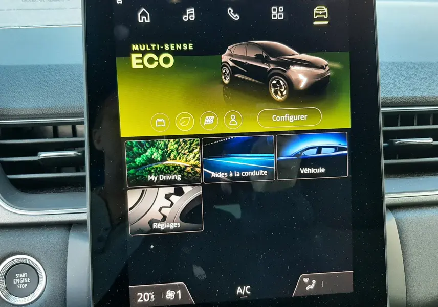 Écran tactile central du tableau de bord du Renault Captur 2024, affichant le mode de conduite ECO en intérieur noir.