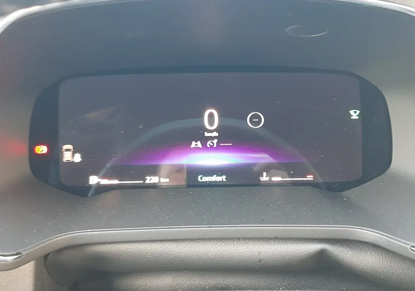 Affichage numérique du tableau de bord du Renault Captur 2024 montrant la vitesse à 0 km/h et le mode Confort.