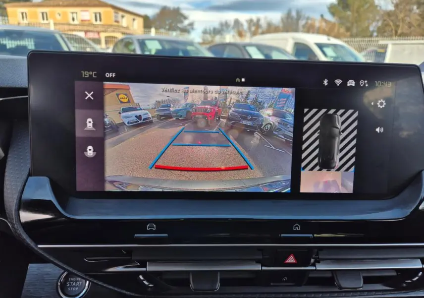 Vue de l'écran de caméra de recul du Citroën C5 X noir 2024, affichant l'arrière et les véhicules environnants.